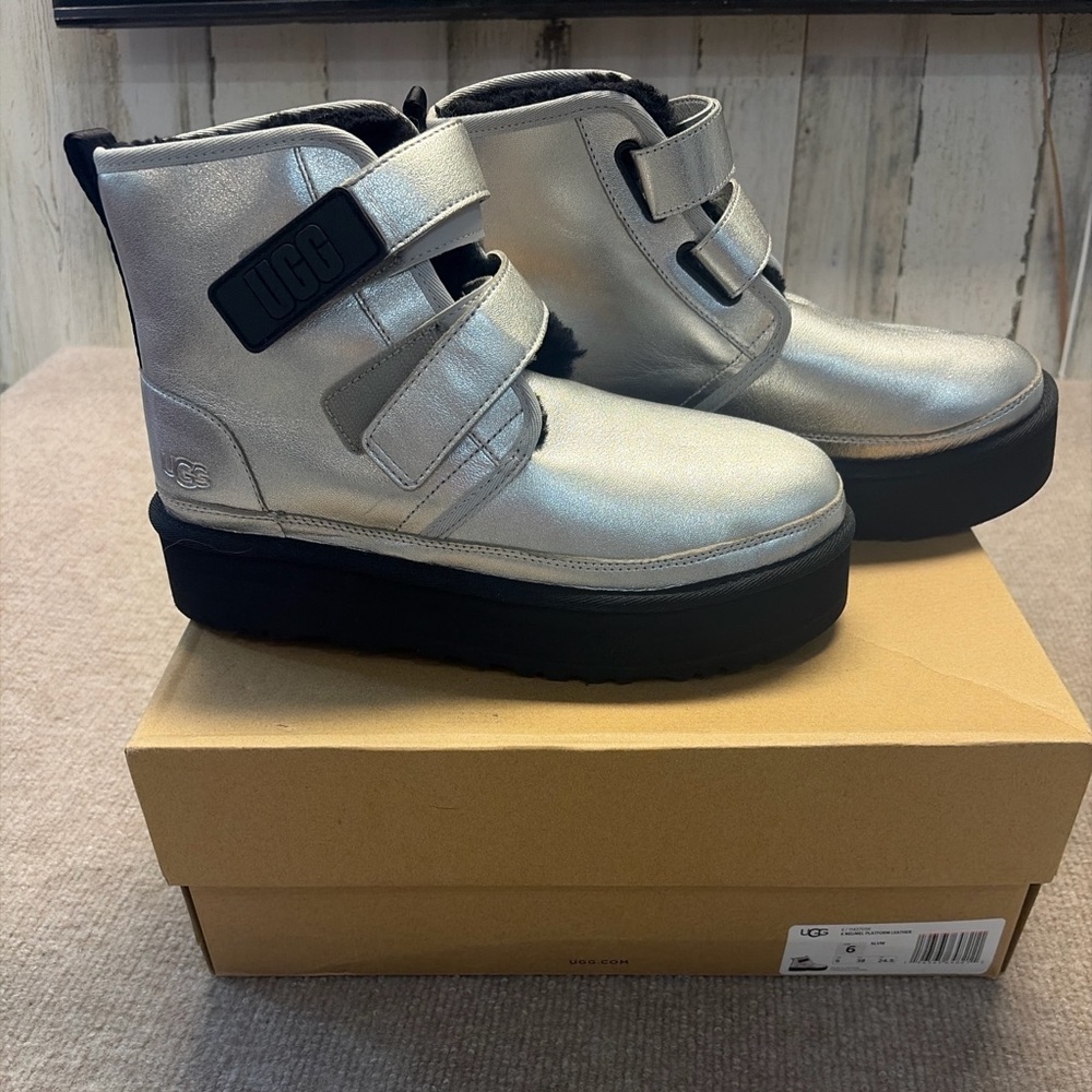 UGG Neumel Platform Leather Boots Silver Metallic – Women’s 6